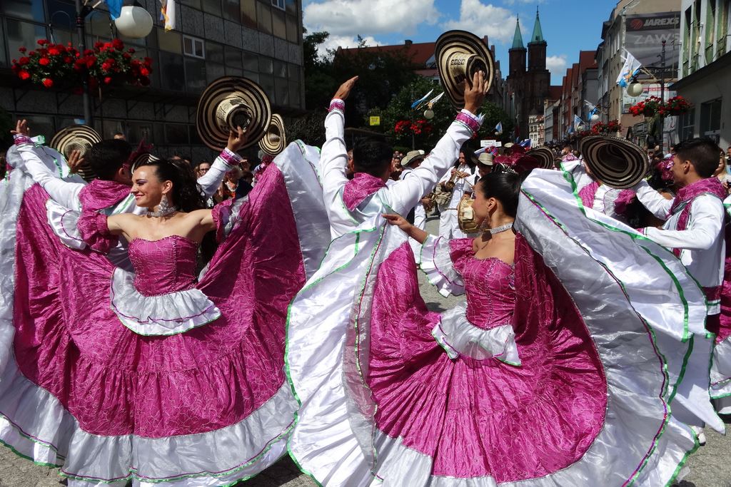 Barwny korowód folklorystyczny przeszedł przez Legnicę