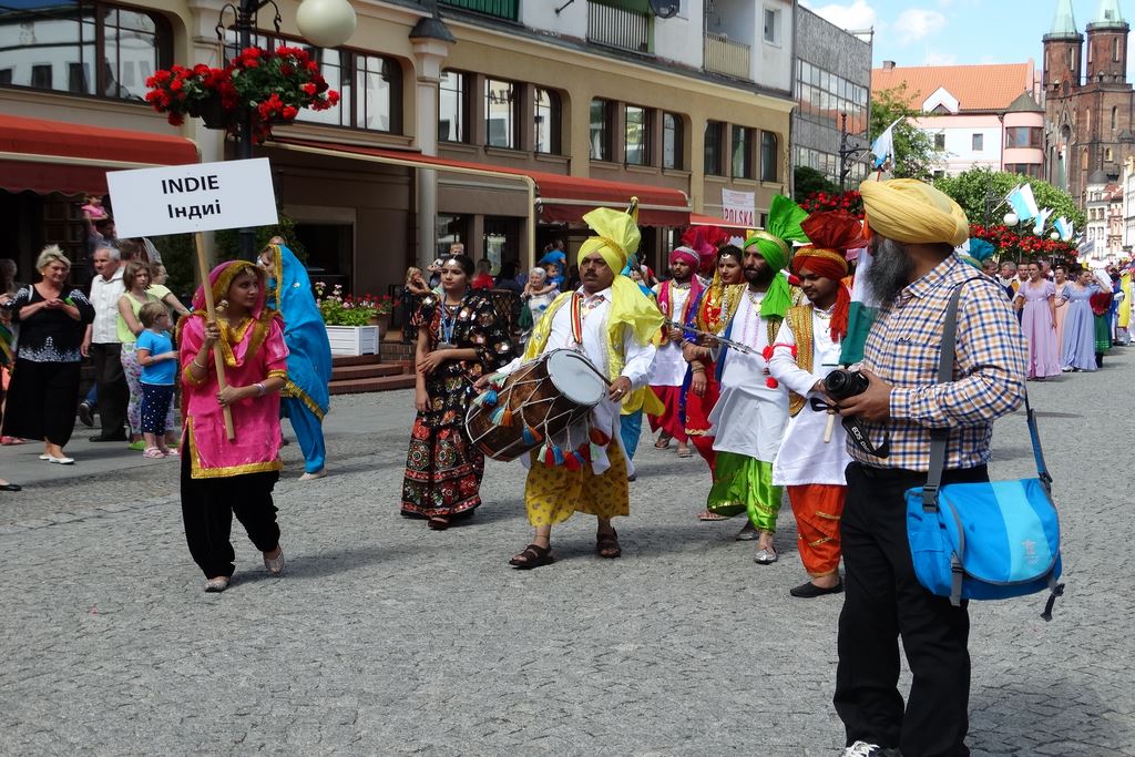 Barwny korowód folklorystyczny przeszedł przez Legnicę