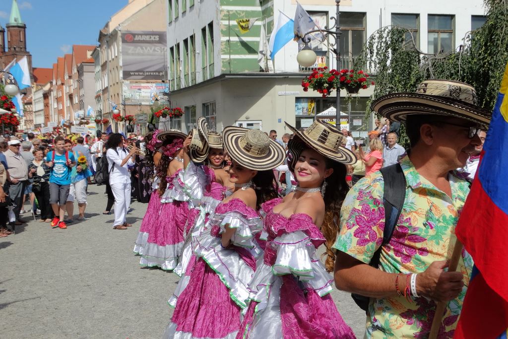 Barwny korowód folklorystyczny przeszedł przez Legnicę