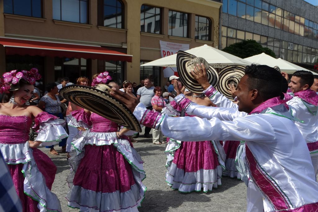 Barwny korowód folklorystyczny przeszedł przez Legnicę