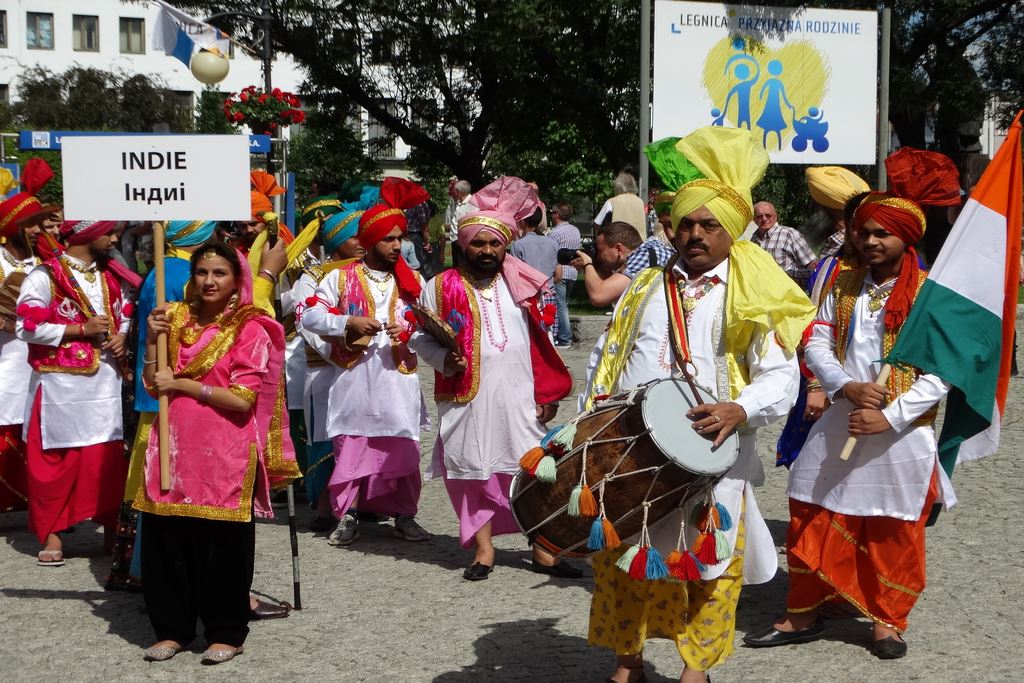 Barwny korowód folklorystyczny przeszedł przez Legnicę