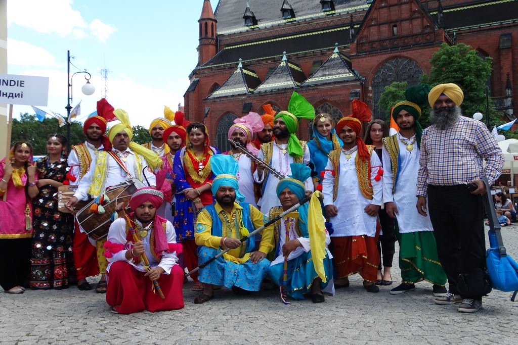 Barwny korowód folklorystyczny przeszedł przez Legnicę