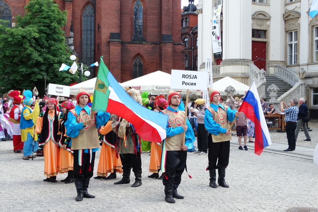 Barwny korowód folklorystyczny przeszedł przez Legnicę