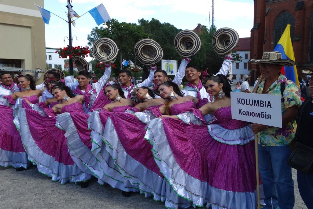 Barwny korowód folklorystyczny przeszedł przez Legnicę
