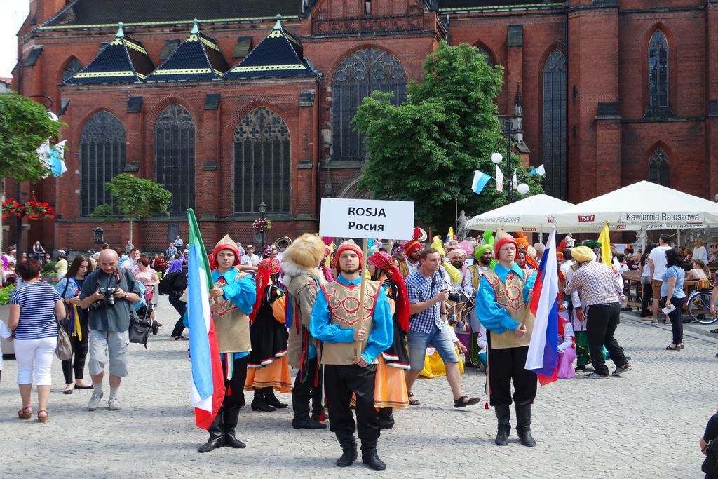 Barwny korowód folklorystyczny przeszedł przez Legnicę