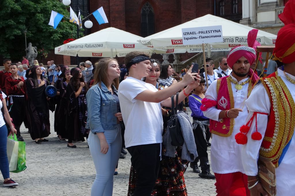 Barwny korowód folklorystyczny przeszedł przez Legnicę