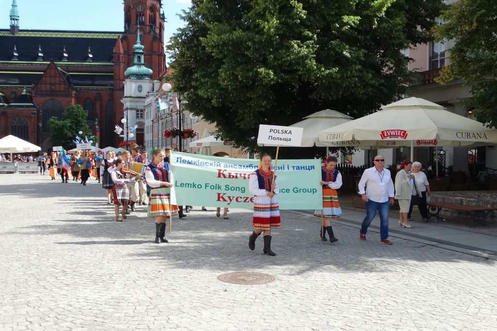 Barwny korowód folklorystyczny przeszedł przez Legnicę