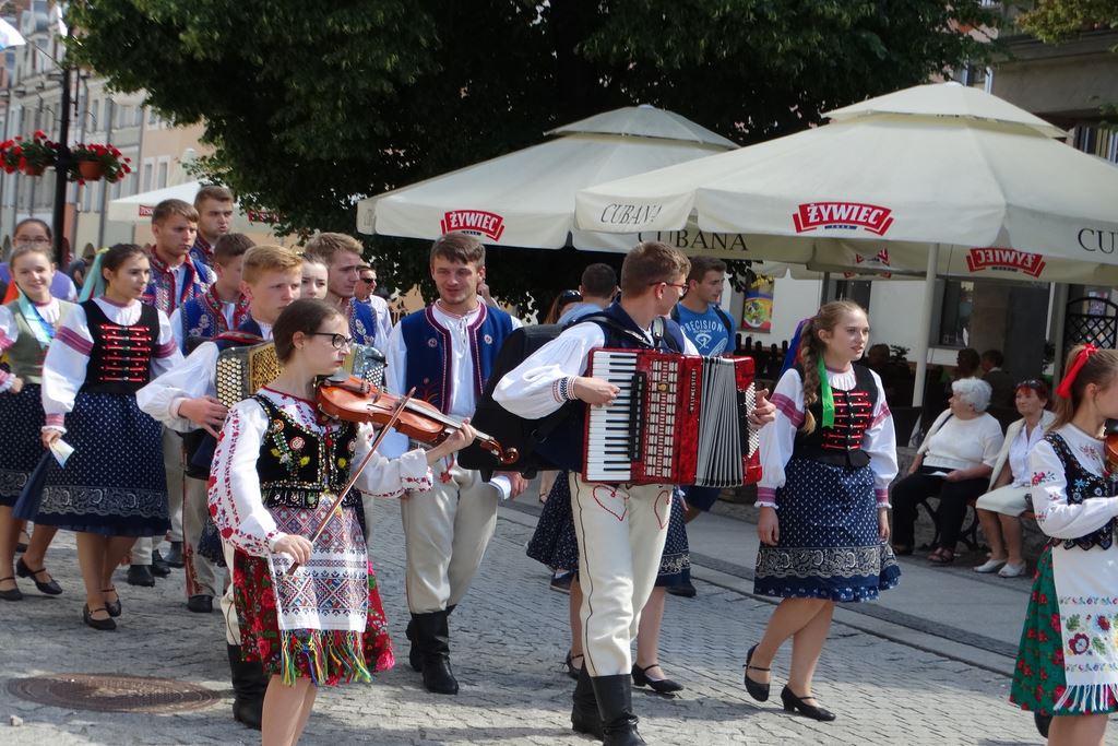Barwny korowód folklorystyczny przeszedł przez Legnicę