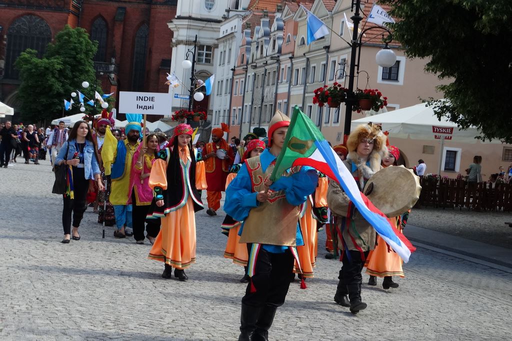 Barwny korowód folklorystyczny przeszedł przez Legnicę