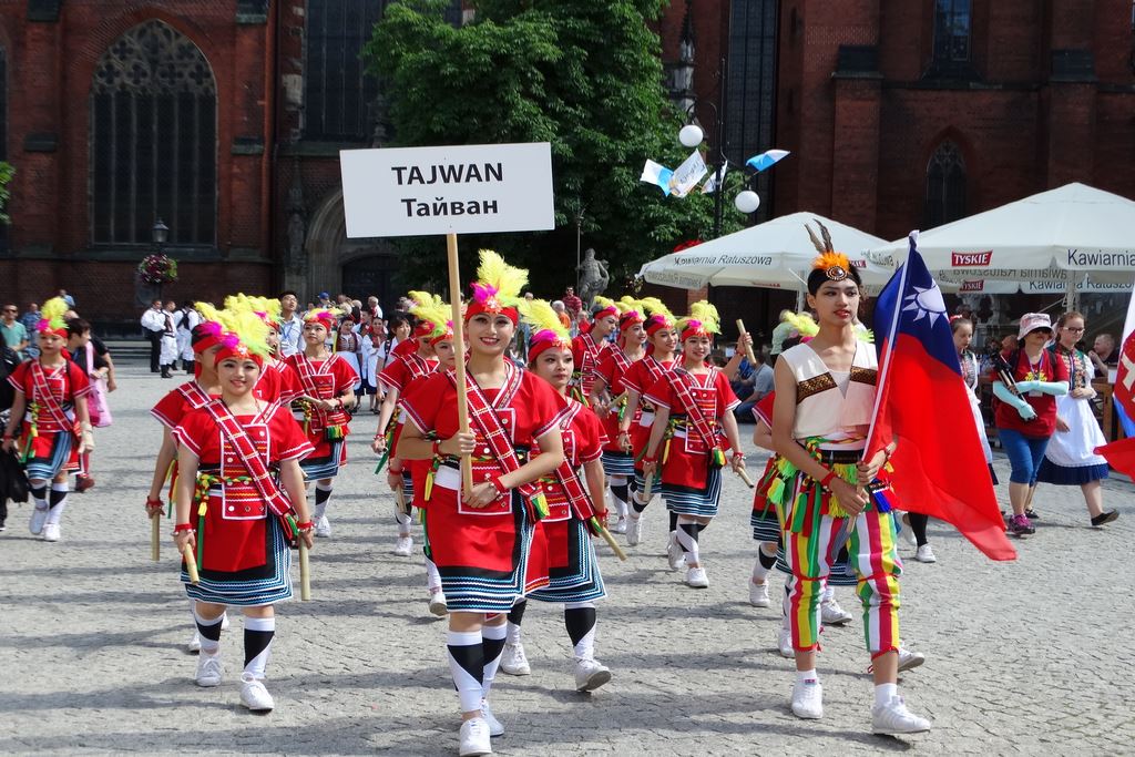 Barwny korowód folklorystyczny przeszedł przez Legnicę