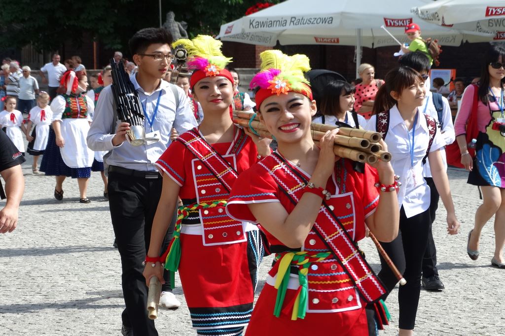 Barwny korowód folklorystyczny przeszedł przez Legnicę