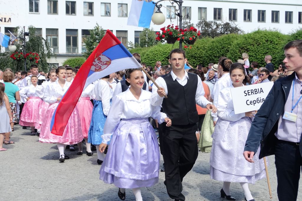 Barwny korowód folklorystyczny przeszedł przez Legnicę