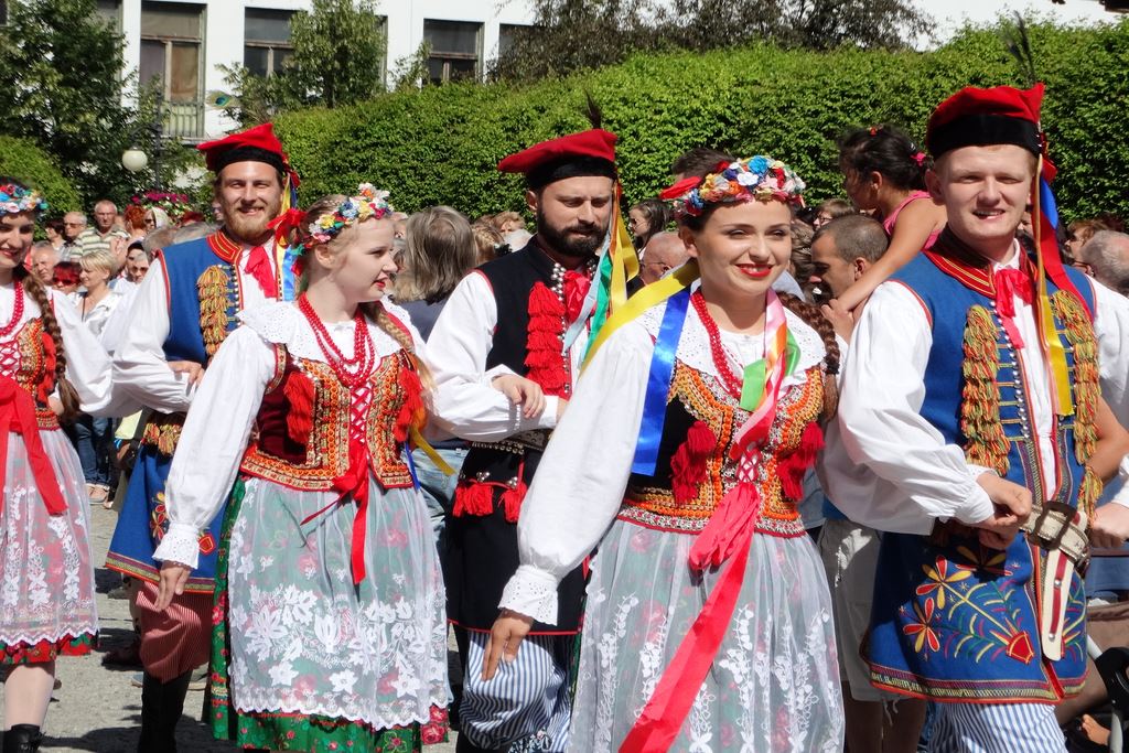 Barwny korowód folklorystyczny przeszedł przez Legnicę