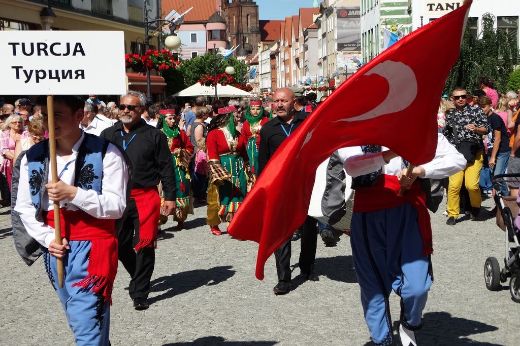 Barwny korowód folklorystyczny przeszedł przez Legnicę