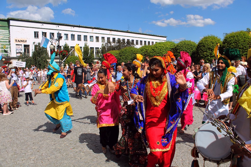 Barwny korowód folklorystyczny przeszedł przez Legnicę