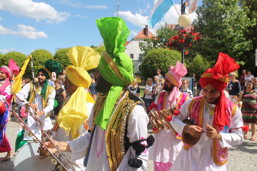 Barwny korowód folklorystyczny przeszedł przez Legnicę