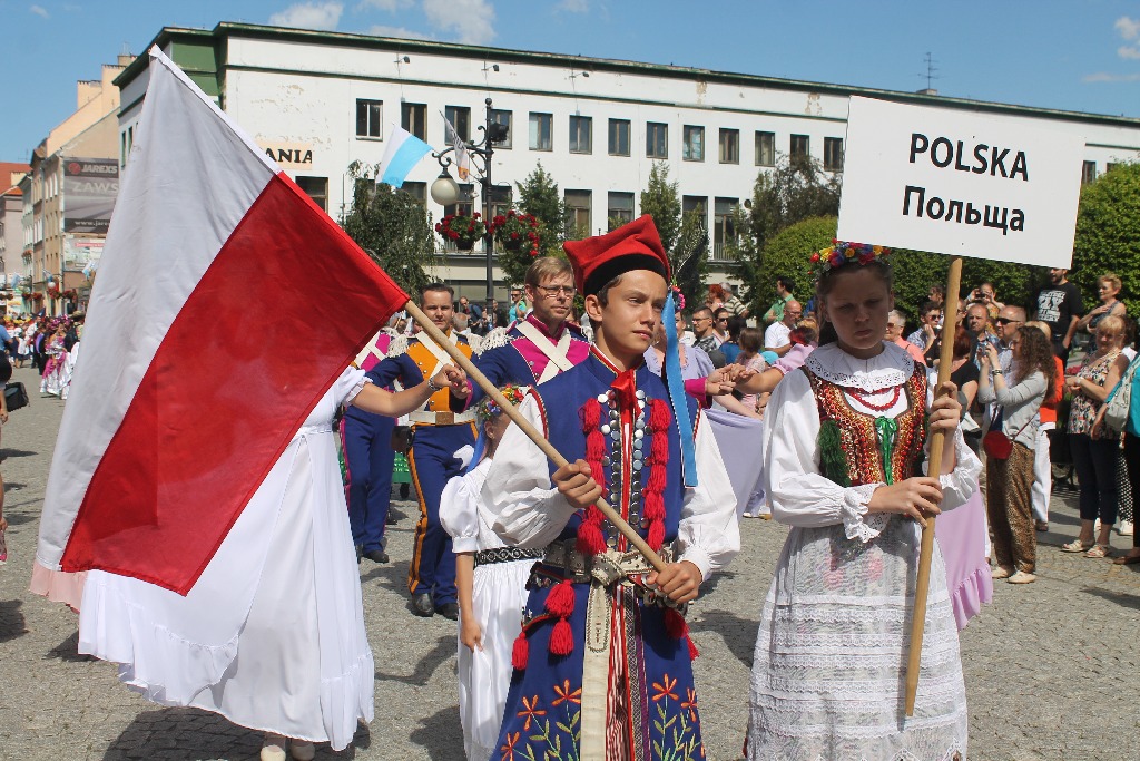 Barwny korowód folklorystyczny przeszedł przez Legnicę