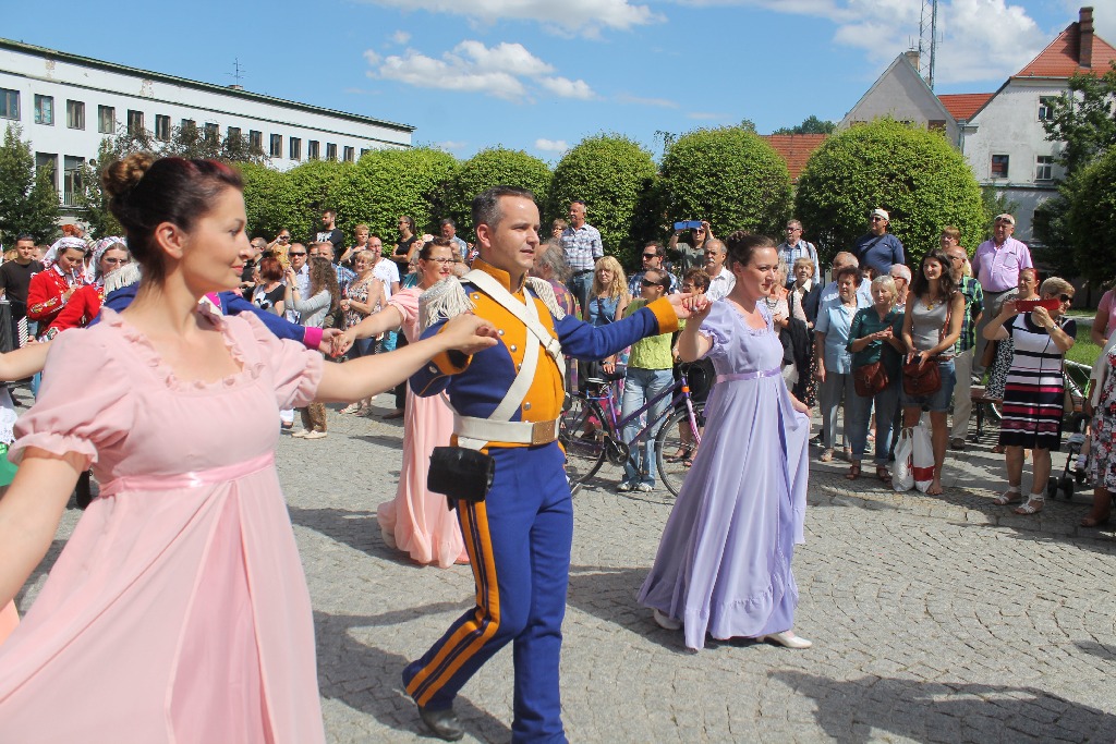 Barwny korowód folklorystyczny przeszedł przez Legnicę