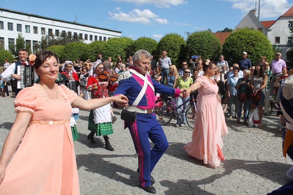 Barwny korowód folklorystyczny przeszedł przez Legnicę