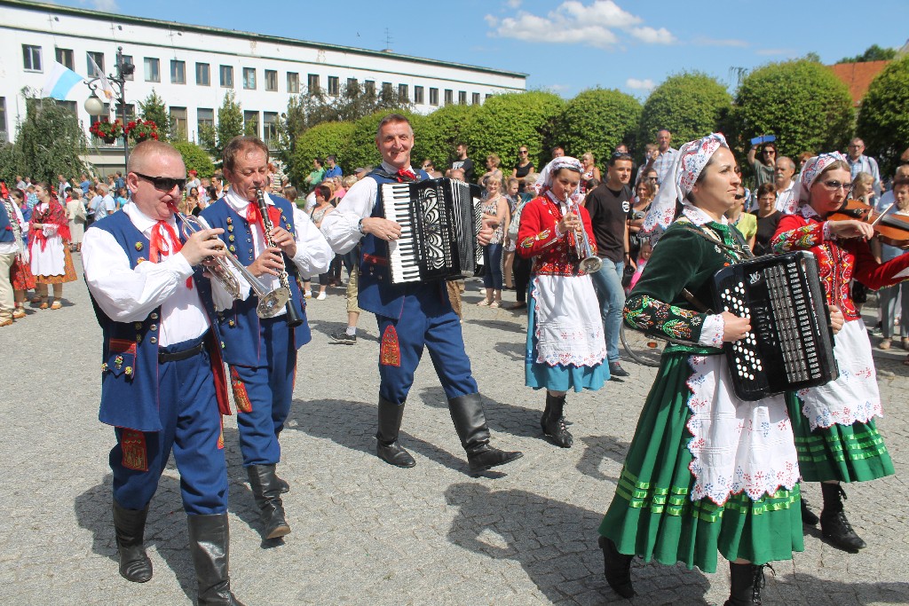 Barwny korowód folklorystyczny przeszedł przez Legnicę
