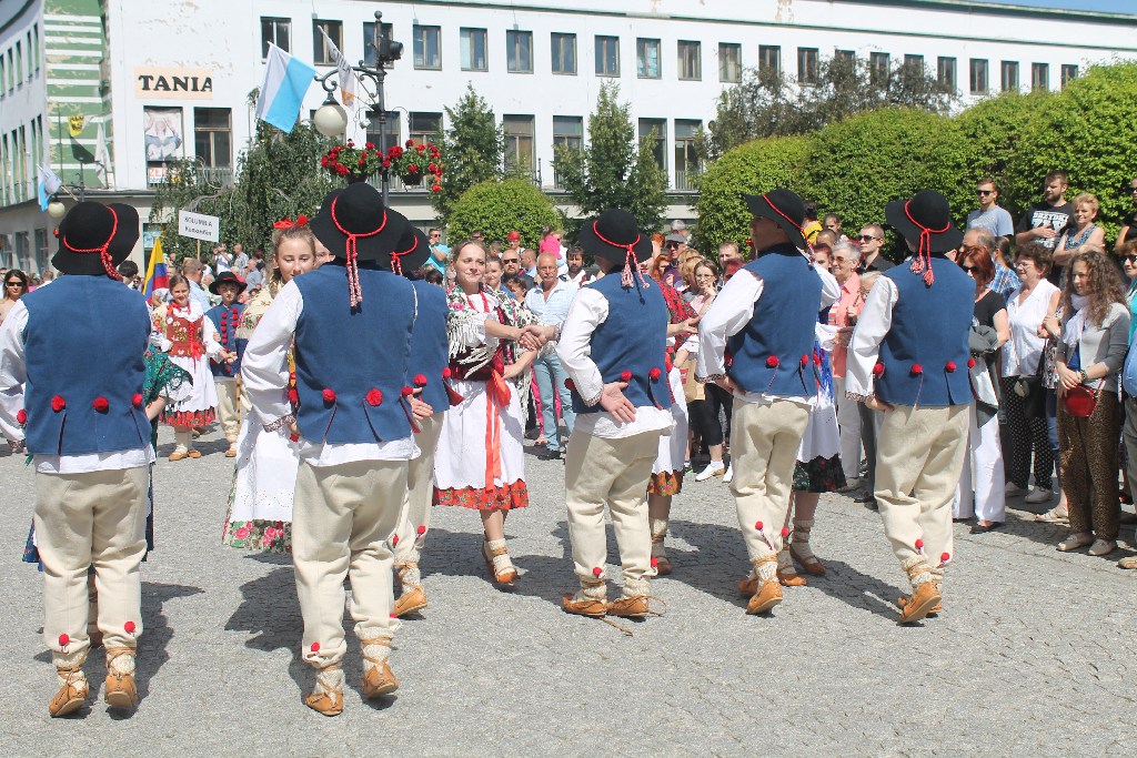 Barwny korowód folklorystyczny przeszedł przez Legnicę