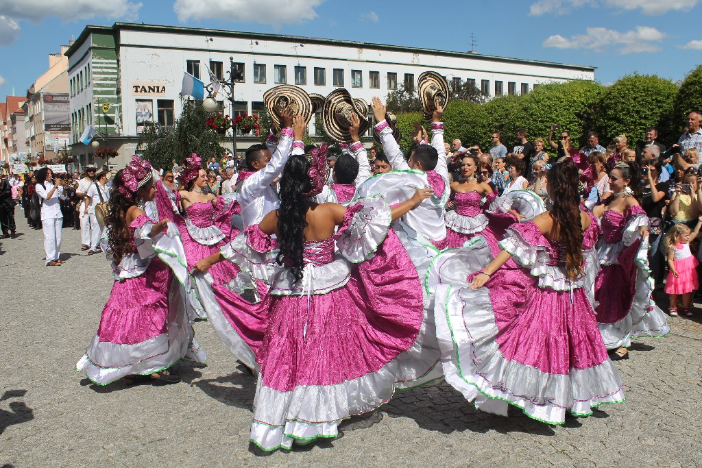 Barwny korowód folklorystyczny przeszedł przez Legnicę