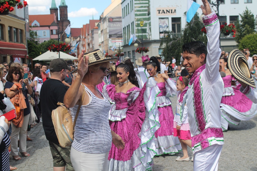 Barwny korowód folklorystyczny przeszedł przez Legnicę