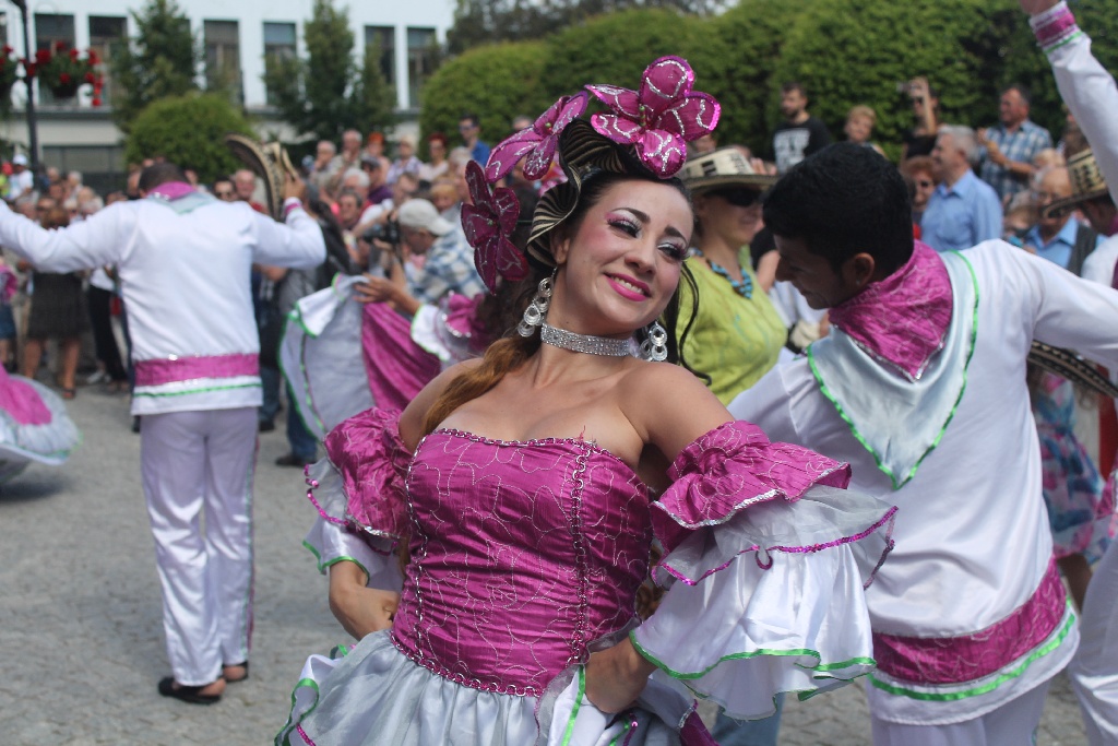 Barwny korowód folklorystyczny przeszedł przez Legnicę