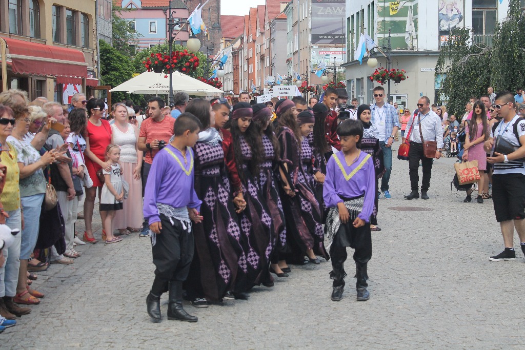 Barwny korowód folklorystyczny przeszedł przez Legnicę