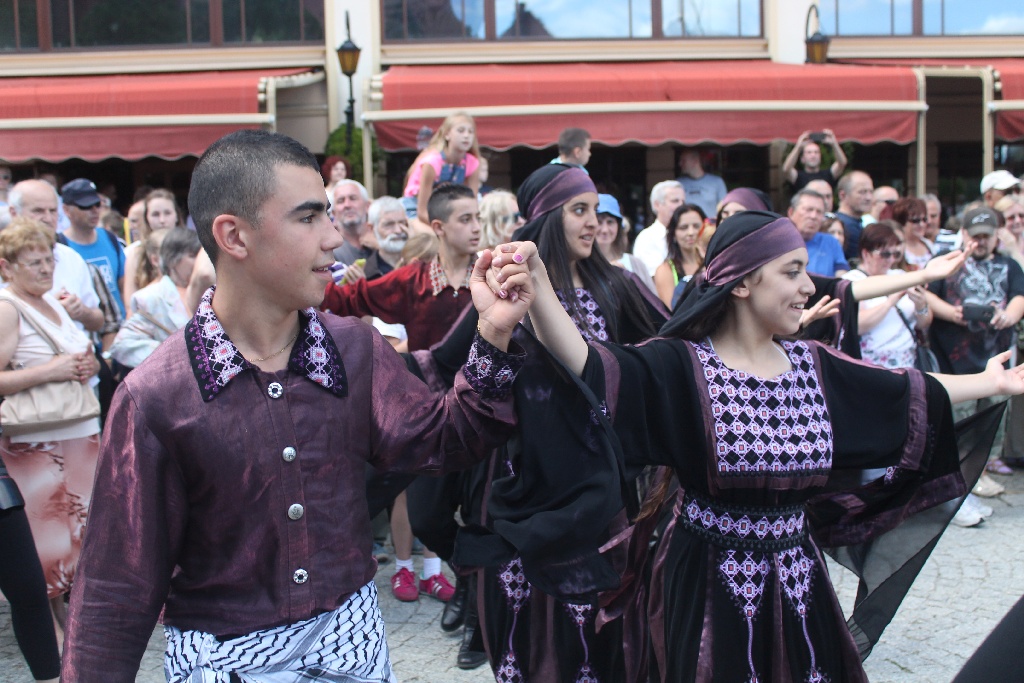 Barwny korowód folklorystyczny przeszedł przez Legnicę