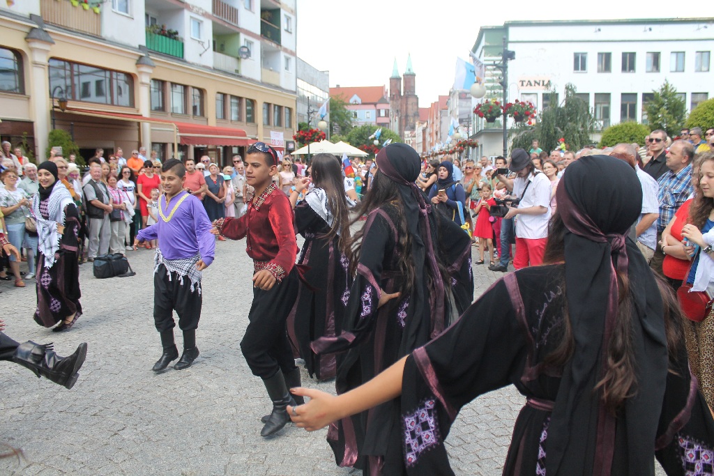 Barwny korowód folklorystyczny przeszedł przez Legnicę