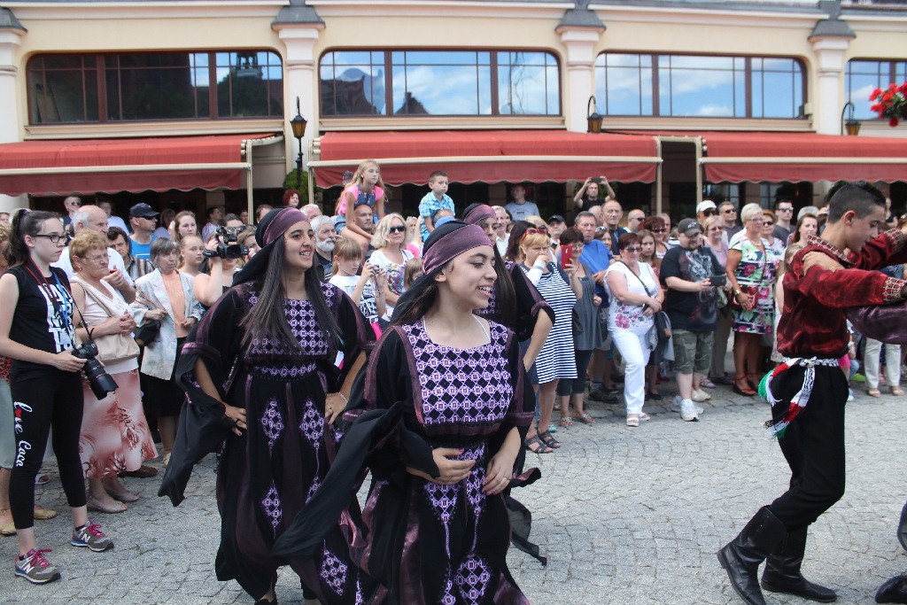 Barwny korowód folklorystyczny przeszedł przez Legnicę