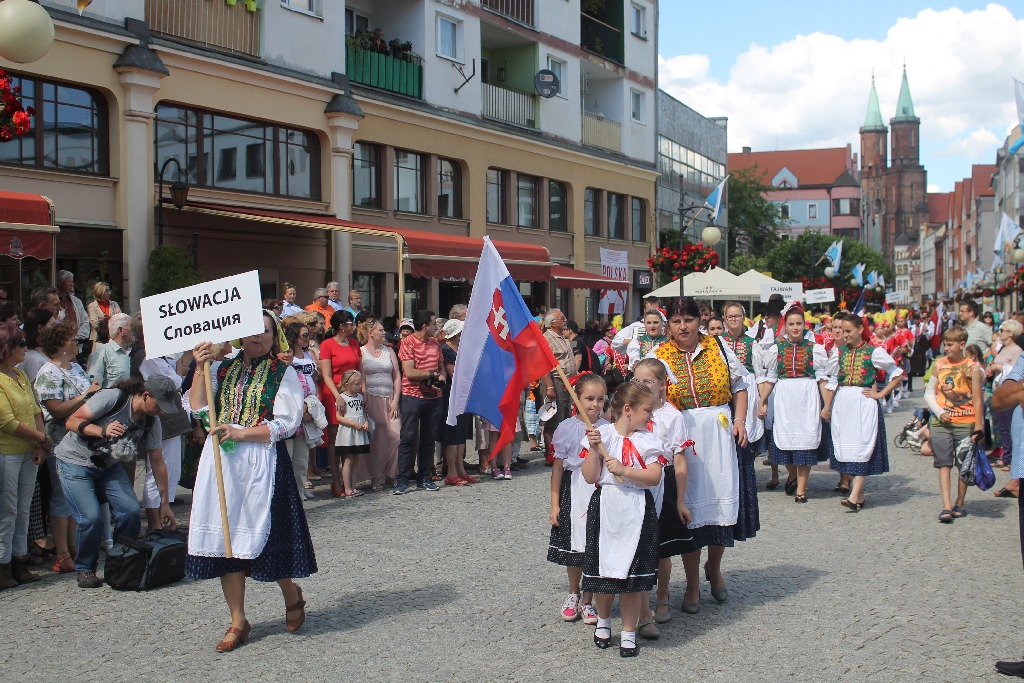 Barwny korowód folklorystyczny przeszedł przez Legnicę