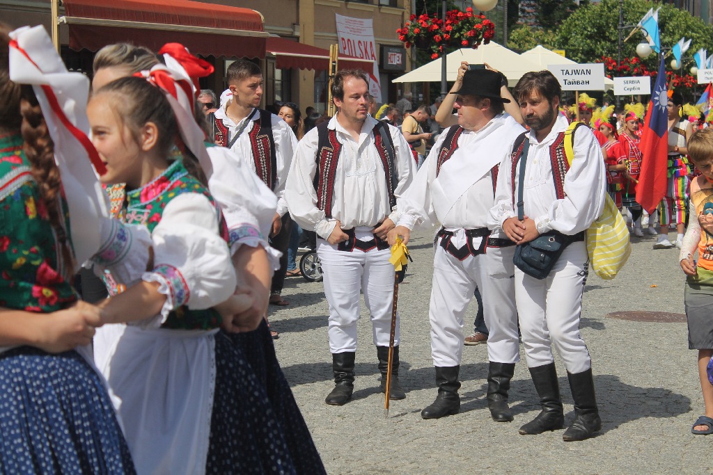 Barwny korowód folklorystyczny przeszedł przez Legnicę