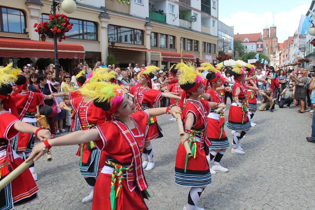 Barwny korowód folklorystyczny przeszedł przez Legnicę