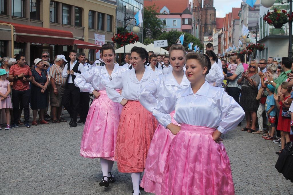 Barwny korowód folklorystyczny przeszedł przez Legnicę