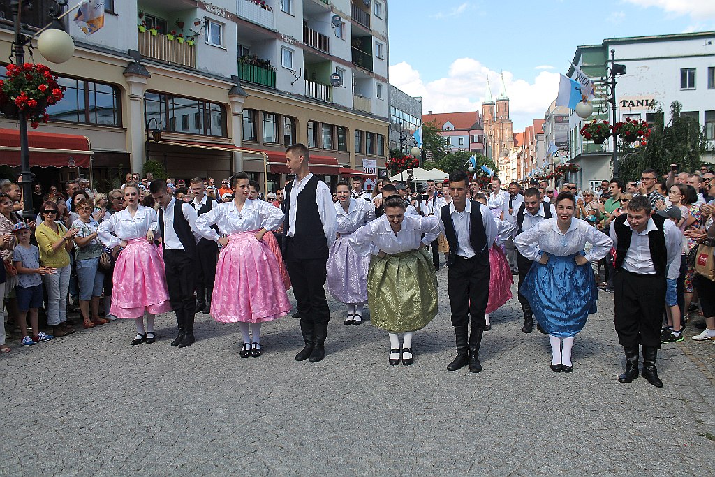 Barwny korowód folklorystyczny przeszedł przez Legnicę