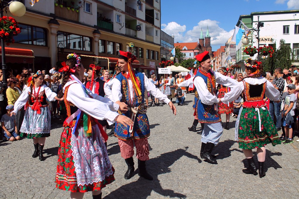 Barwny korowód folklorystyczny przeszedł przez Legnicę