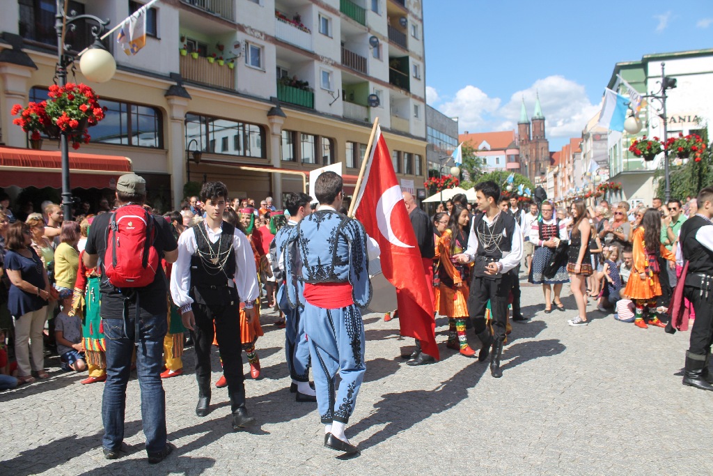 Barwny korowód folklorystyczny przeszedł przez Legnicę