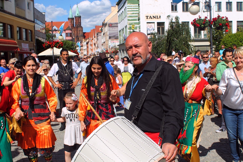 Barwny korowód folklorystyczny przeszedł przez Legnicę