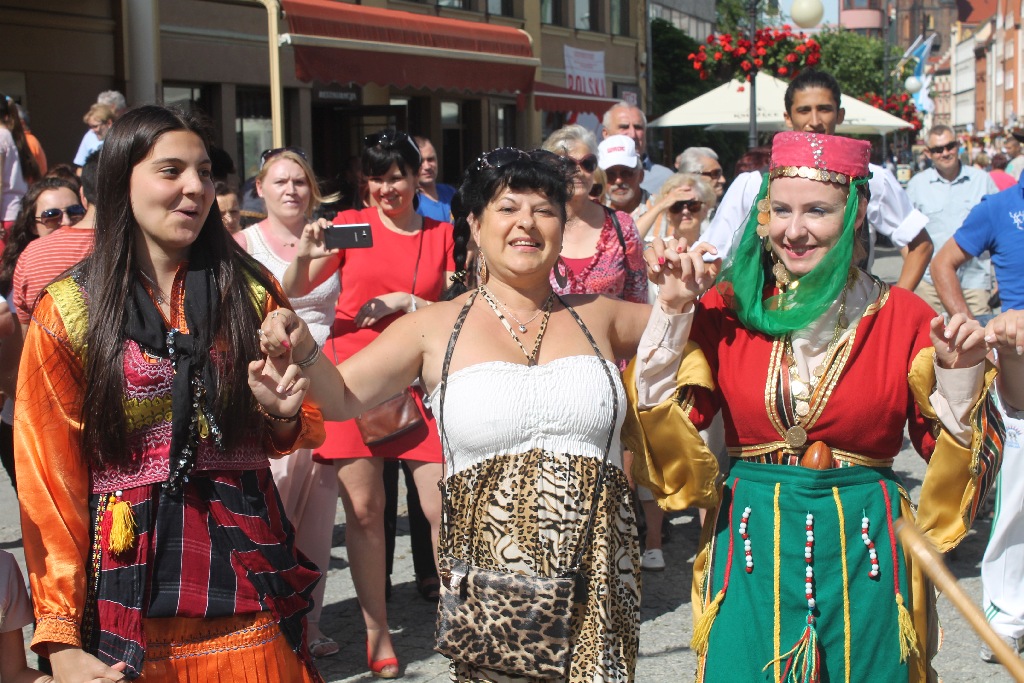 Barwny korowód folklorystyczny przeszedł przez Legnicę