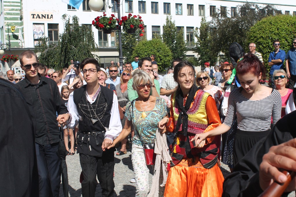 Barwny korowód folklorystyczny przeszedł przez Legnicę
