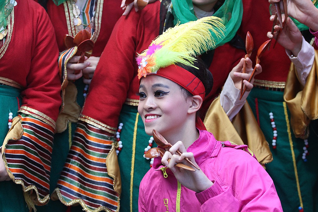 Barwny korowód folklorystyczny przeszedł przez Legnicę