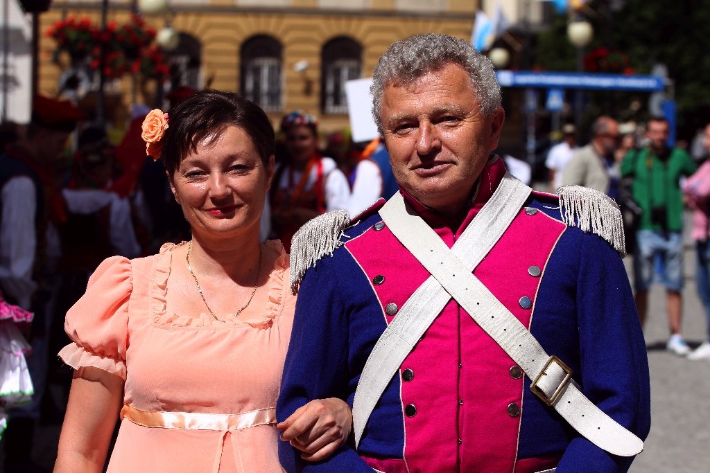 Barwny korowód folklorystyczny przeszedł przez Legnicę