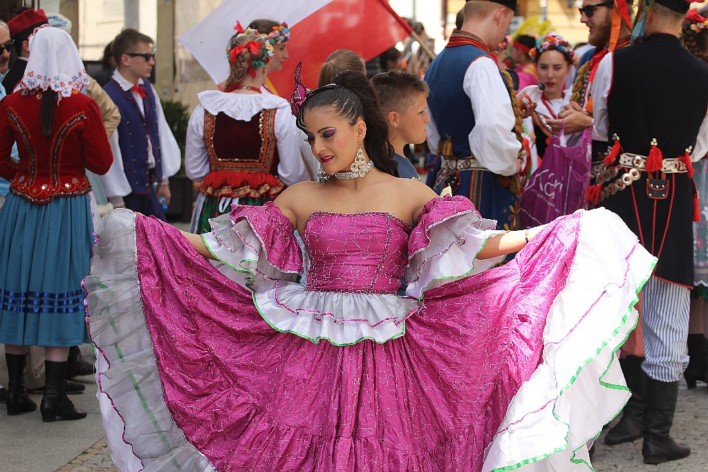 Barwny korowód folklorystyczny przeszedł przez Legnicę