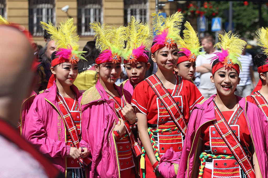Barwny korowód folklorystyczny przeszedł przez Legnicę