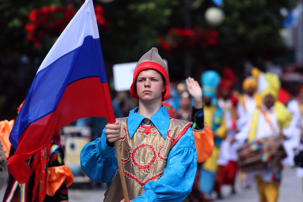 Barwny korowód folklorystyczny przeszedł przez Legnicę