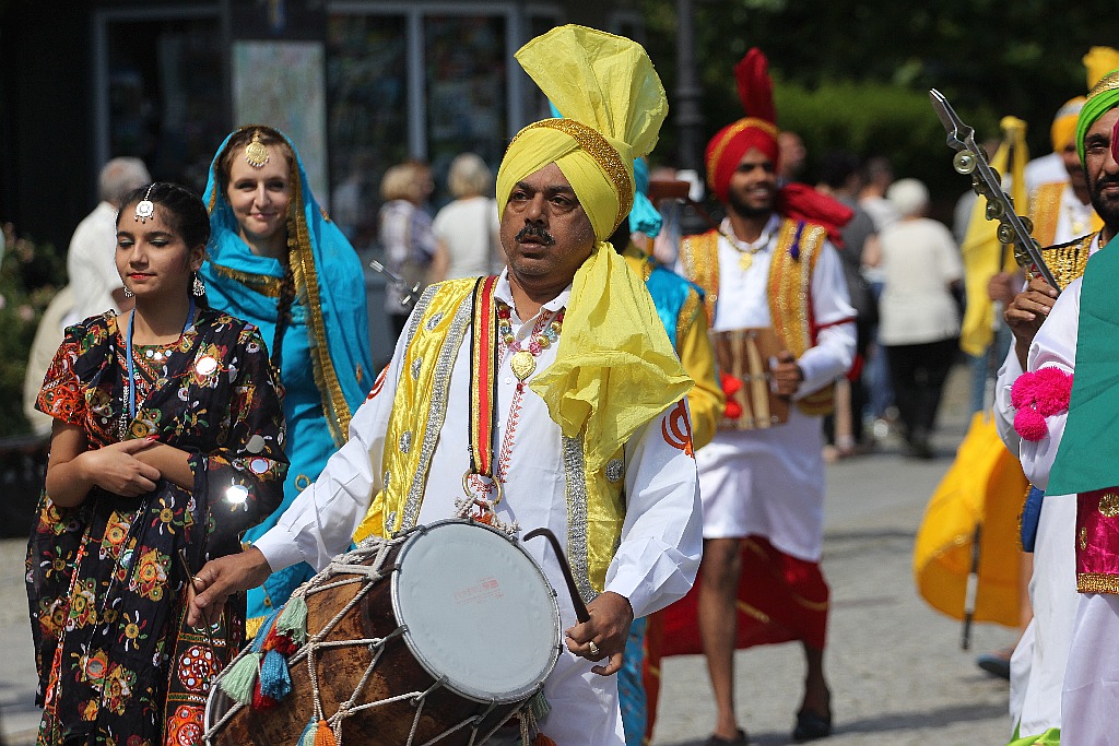 Barwny korowód folklorystyczny przeszedł przez Legnicę