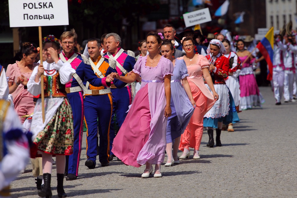 Barwny korowód folklorystyczny przeszedł przez Legnicę