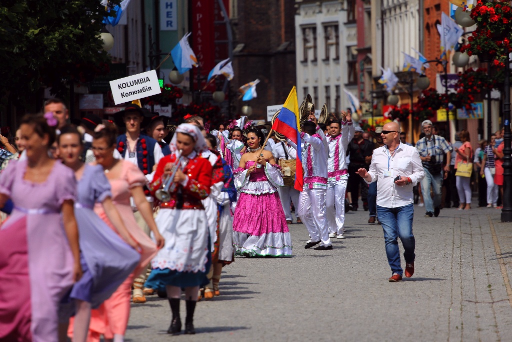 Barwny korowód folklorystyczny przeszedł przez Legnicę
